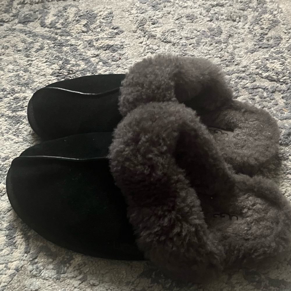 Ladies Black UGG scuffette ll slippers size 7